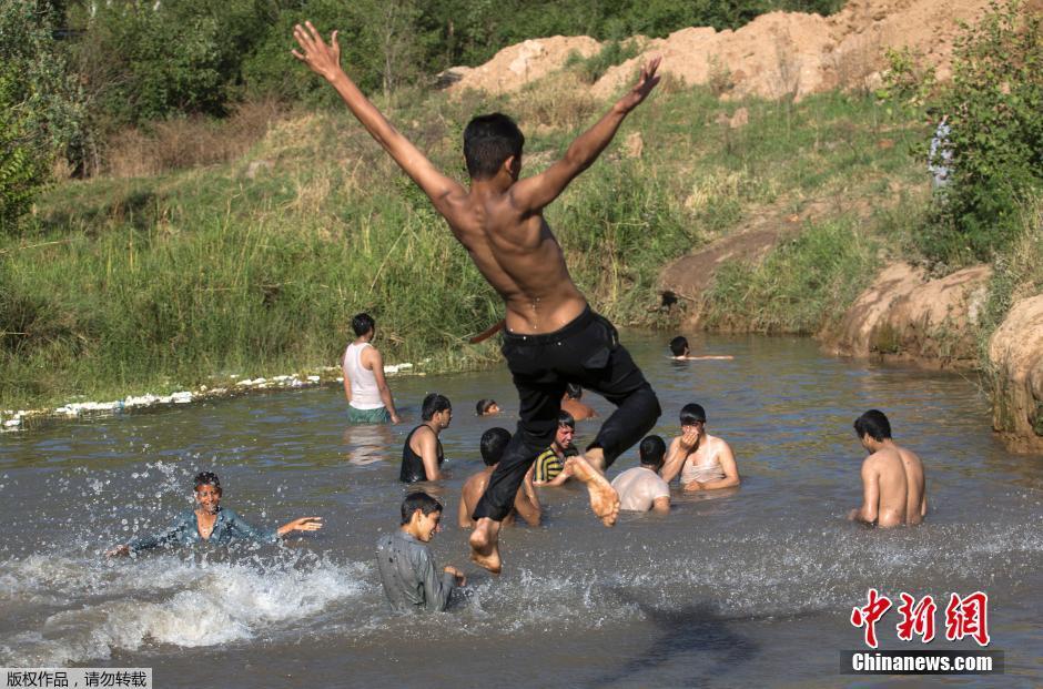 50℃高温袭击巴基斯坦 民众河水中躲避酷暑(组图)