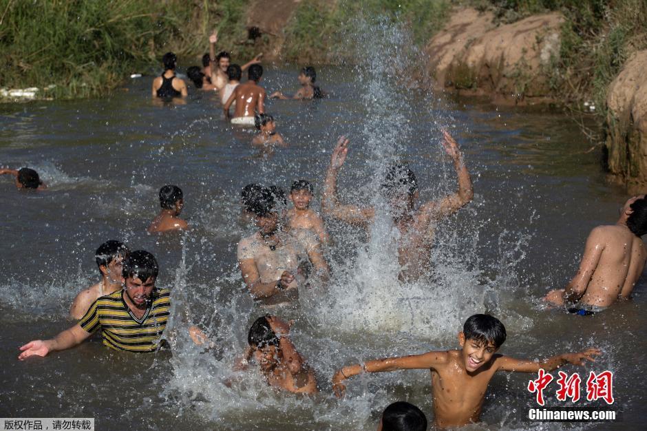 50℃高温袭击巴基斯坦 民众河水中躲避酷暑(组图)