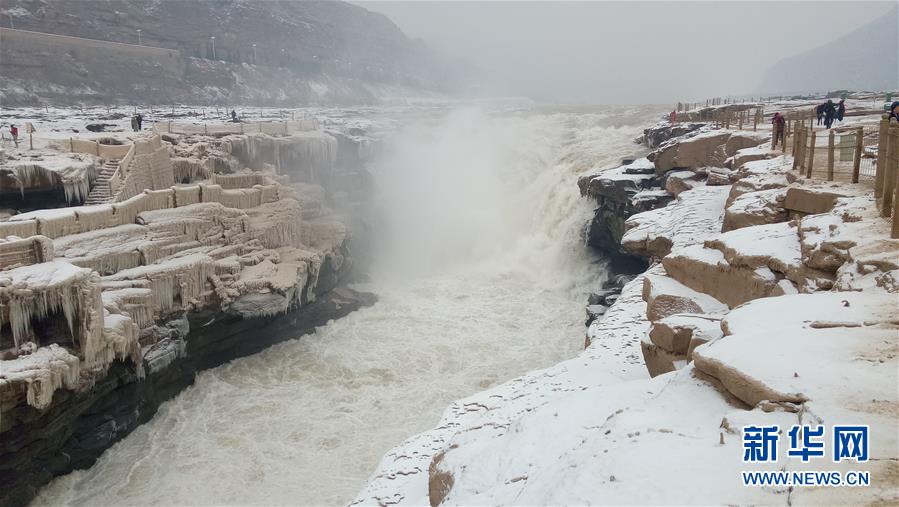 壶口瀑布迎降雪(组图)