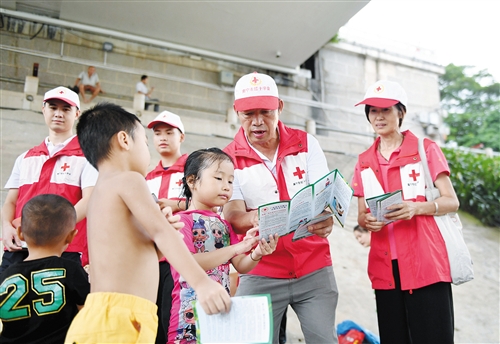 志愿者在邕江边开展防溺水宣传