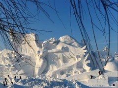 哈尔滨：“雪博会”巨型雪塑露芳容