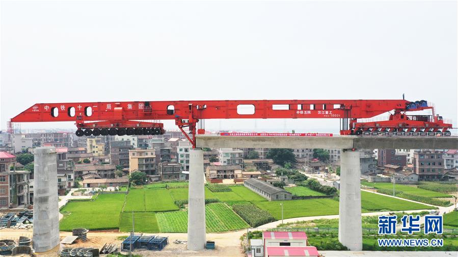 中国首台1000吨级高铁箱梁运架一体机投入使用