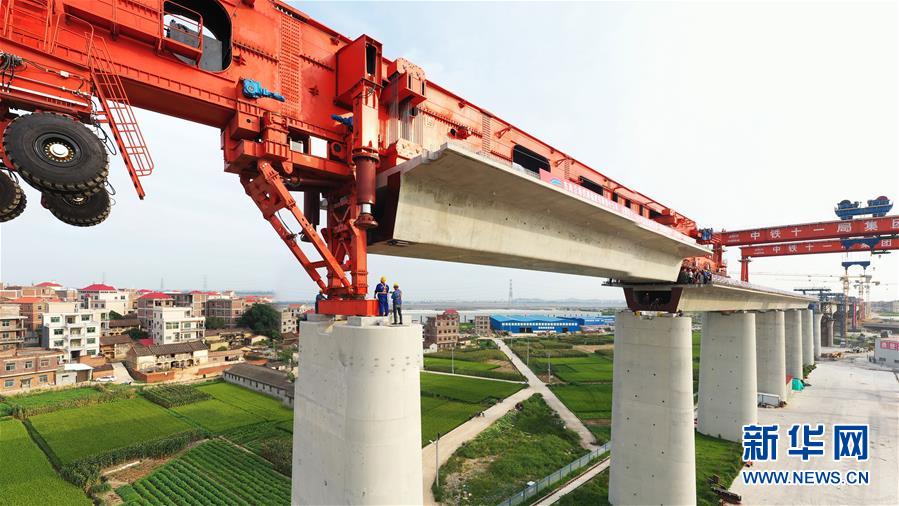 中国首台1000吨级高铁箱梁运架一体机投入使用