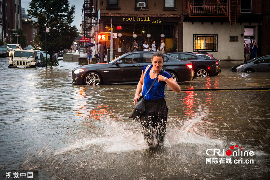 纽约迎来暴雨 街道被淹行人出行不便
