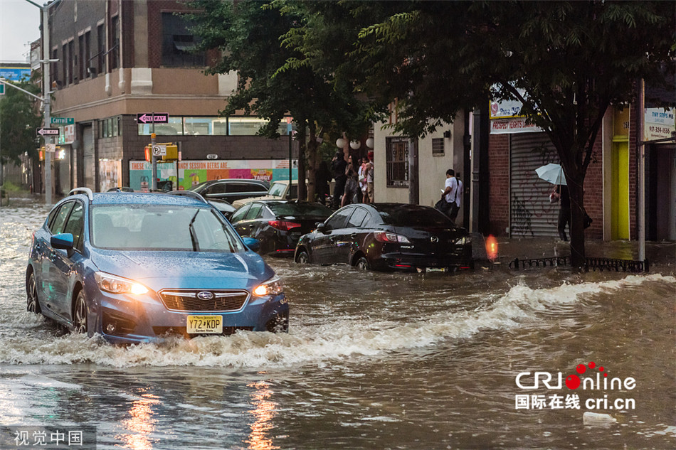 纽约迎来暴雨 街道被淹行人出行不便