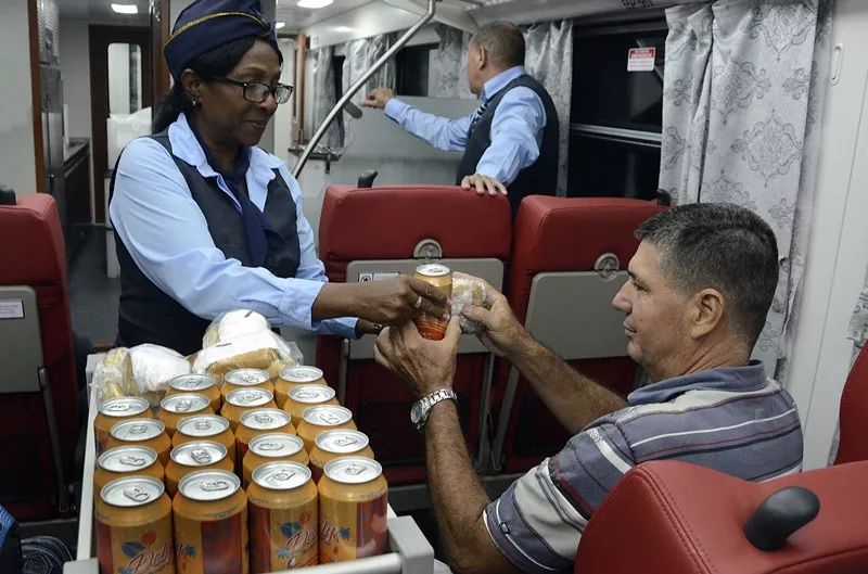 有一个相距万里的国家说：中国造的火车太棒了，我们要好好爱护它