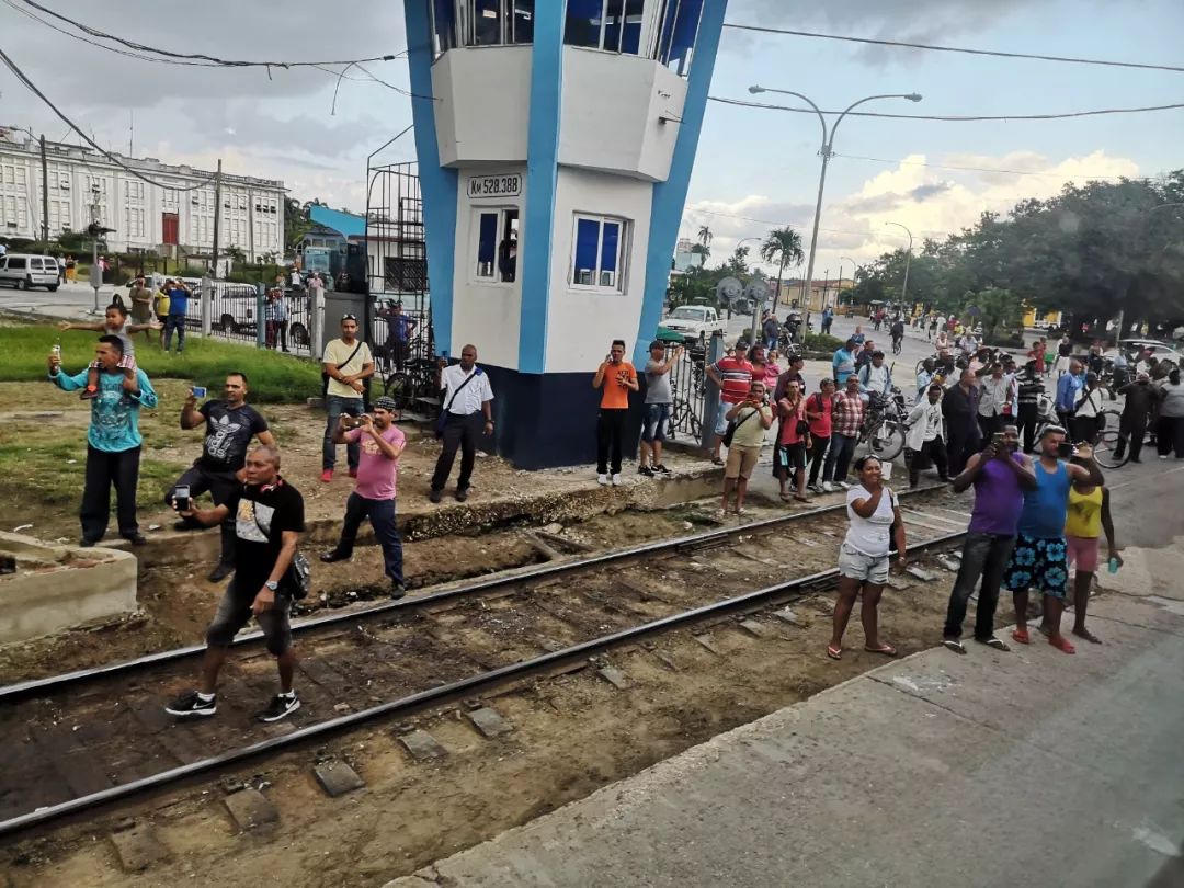 有一个相距万里的国家说：中国造的火车太棒了，我们要好好爱护它