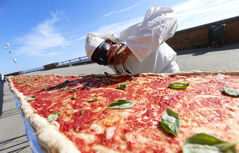 意大利厨师制作世界最长披萨 长2000米用2吨面粉(高清组图)