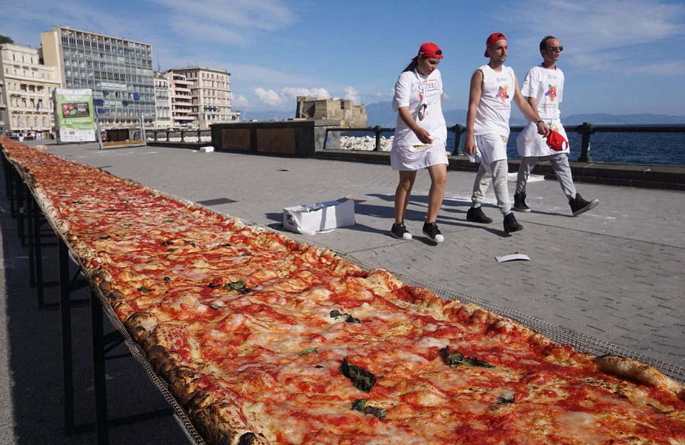 意大利厨师制作世界最长披萨 长2000米用2吨面粉(高清组图)