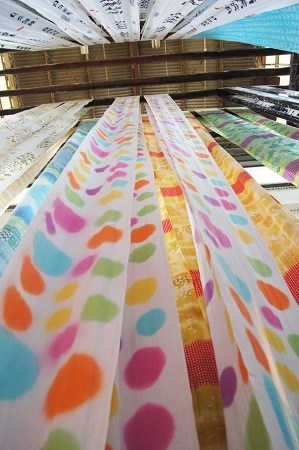日本手帕工场迎生产高峰 飘逸斑斓寄语夏天