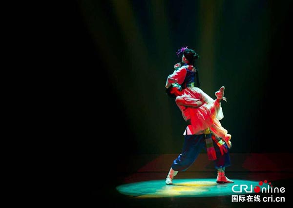 လိက်မ္းကုိ ေနာက္ခံထားေသာ တင္ဆက္ေဖ်ာ္ေျဖပဲြၾကီး