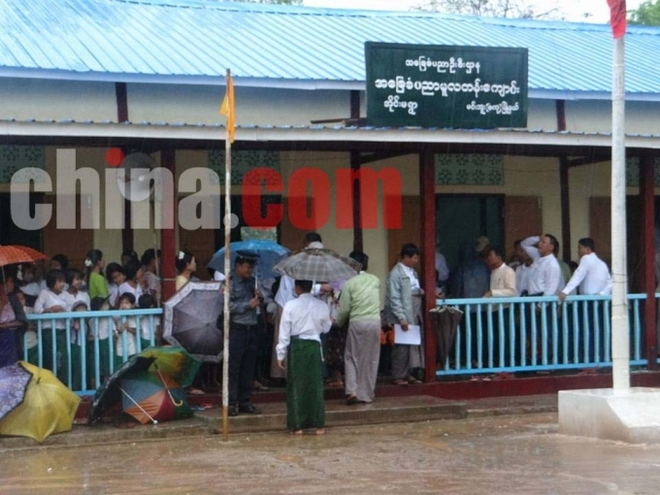 ျမန္​မာ-တ႐ုတ္​ခ်စ္​ၾကည္​​ေရးအသင္​းမွ ယူနန္​ ​ေရနံပိုက္​လိုင္​းတစ္​​ေလ်ာက္​႐ွိ ​ေက်းရြာမ်ားအတြက္​ ​ေက်ာင္​း၁၆​ေက်ာင္​း၊ ​ေဆးခန္​း ၁၁ခန္​းတည္​​ေဆာက္​​ေပးခဲ့