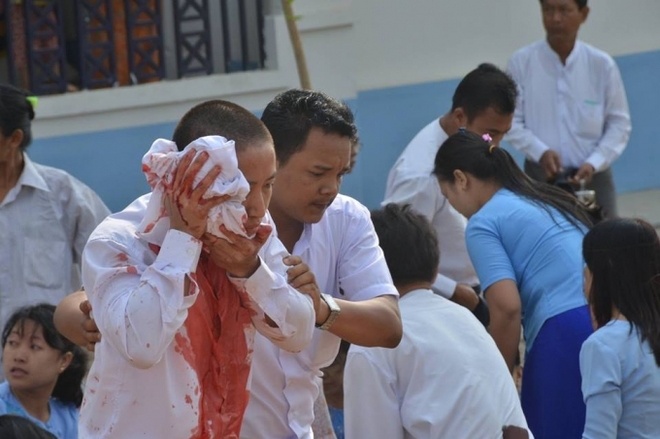 ေနျပည္ေတာ္တြင္ ၀န္ထမ္းႀကိဳပုိဖယ္ရီကားႏွစ္စီး တုိက္မိရာ ထိခုိက္ဒဏ္ရာရသူမ်ားျပား