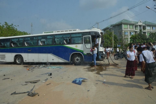 ေနျပည္ေတာ္တြင္ ၀န္ထမ္းႀကိဳပုိဖယ္ရီကားႏွစ္စီး တုိက္မိရာ ထိခုိက္ဒဏ္ရာရသူမ်ားျပား