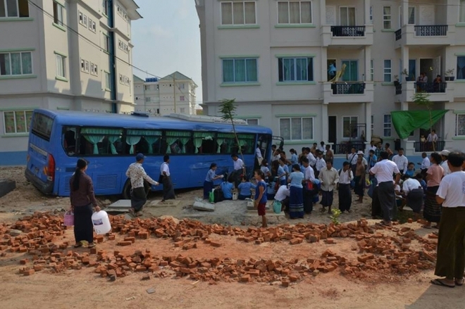 ေနျပည္ေတာ္တြင္ ၀န္ထမ္းႀကိဳပုိဖယ္ရီကားႏွစ္စီး တုိက္မိရာ ထိခုိက္ဒဏ္ရာရသူမ်ားျပား