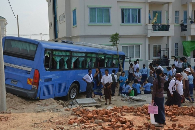 ေနျပည္ေတာ္တြင္ ၀န္ထမ္းႀကိဳပုိဖယ္ရီကားႏွစ္စီး တုိက္မိရာ ထိခုိက္ဒဏ္ရာရသူမ်ားျပား