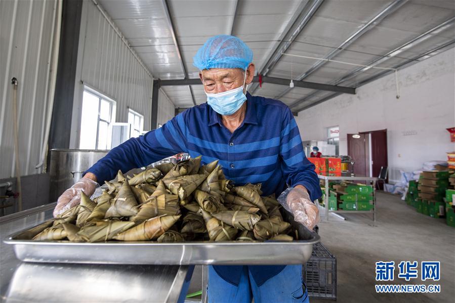 山西:赶制粽子迎端午