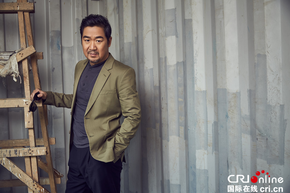 张国立剧照写真曝光 变潮叔新人养眼略带痞气