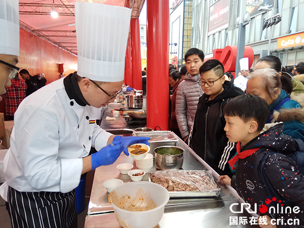 图片默认标题_fororder_市民争相品尝南江黄羊美食（摄影-郭吉）