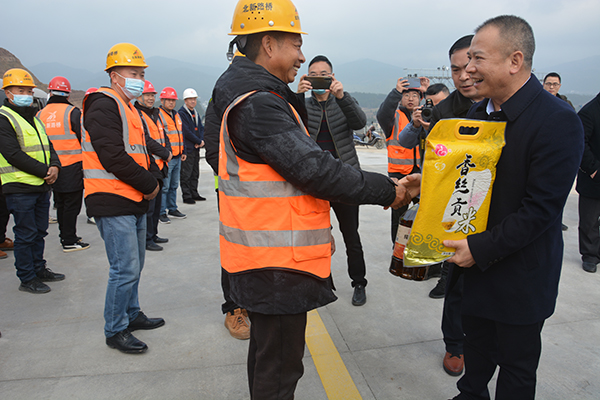 广元市总工会开展2022年新春走访慰问活动_fororder_慰问现场1