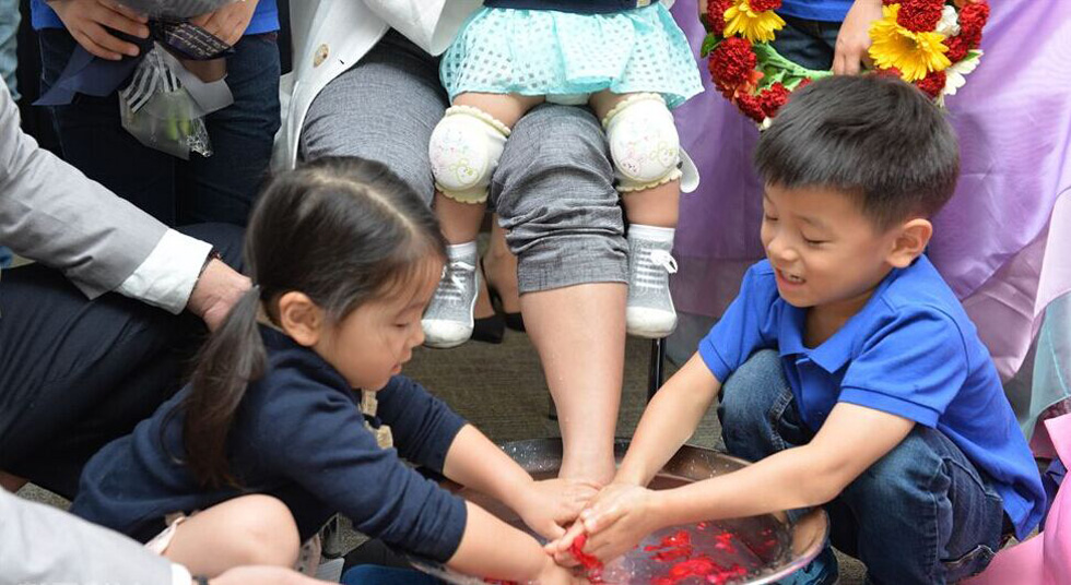 韩国将迎来夫妻节 丈夫为爱妻洗脚秀恩爱 - A