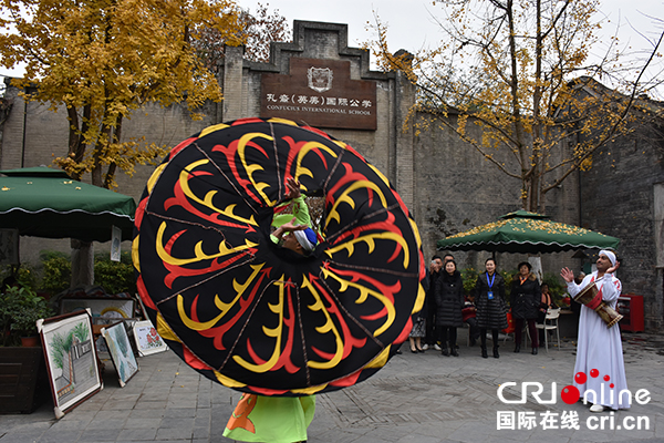 图片默认标题_fororder_安仁古镇上的国外民间艺术表演(摄影-洪伟)