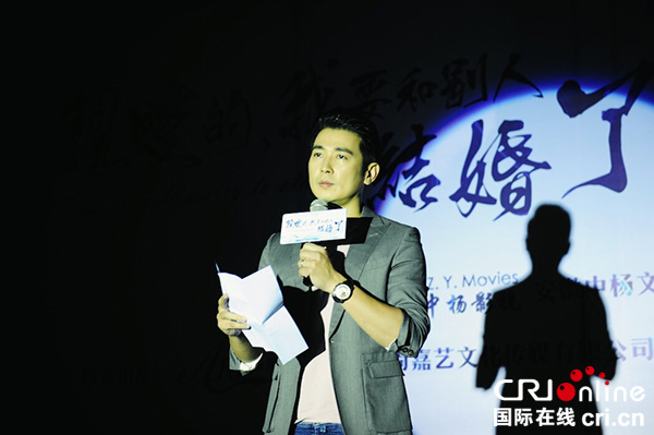 图片默认标题_fororder_保剑锋现场读信--摄影吴加梁