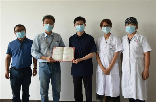 【B】开封市人民医院援鄂医疗队队员向博物馆捐赠抗“疫”见证物