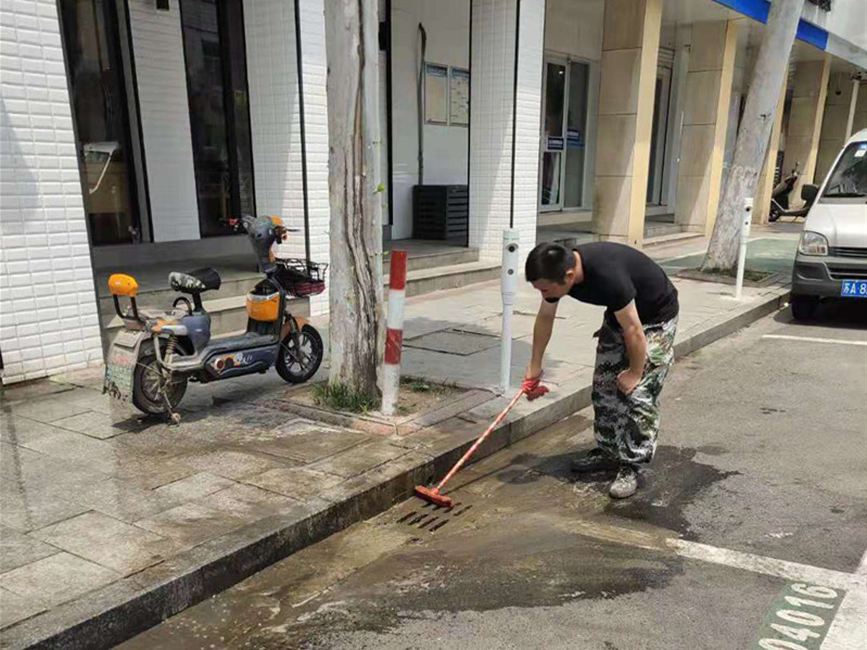 （供稿 平安江苏图文 三吴大地南京 移动版）大暑节气南京汤山城管队员坚守岗位维护城市环境（列表标题）大暑节气南京汤山城管队员维护城市环境