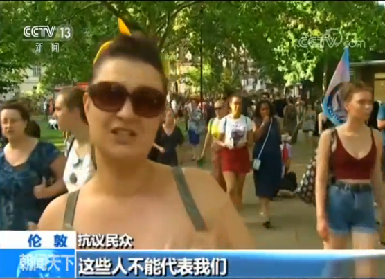 约翰逊就任英国新首相 部分英国民众举行抗议活动