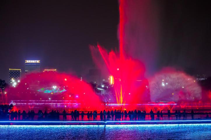 沈阳最大音乐喷泉亮相中央公园水秀湖广场