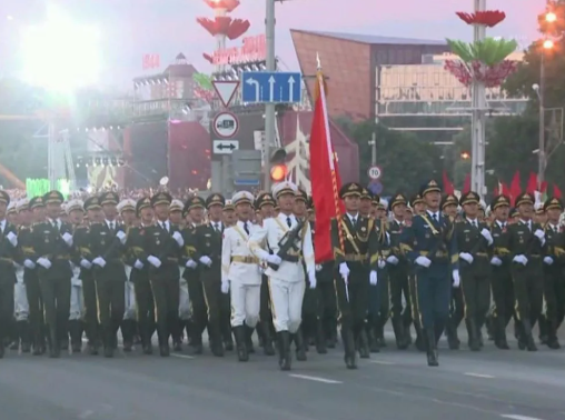 最帅天团来了！看中国仪仗队英姿飒爽走过红场