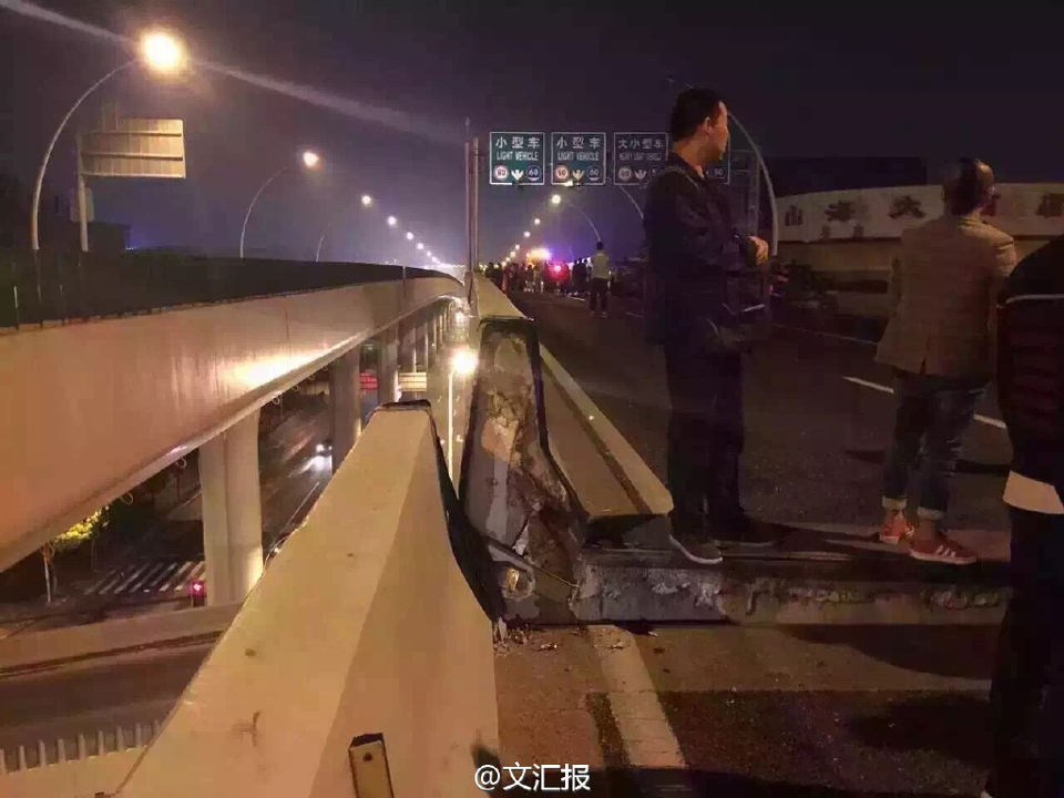 重型车超载侧翻 上海中环沪太路段开裂脱位