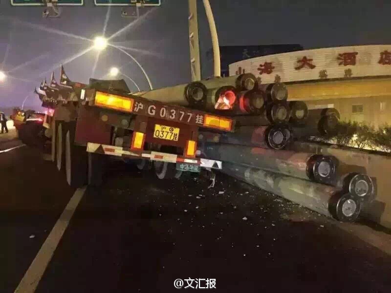 重型车超载侧翻 上海中环沪太路段开裂脱位