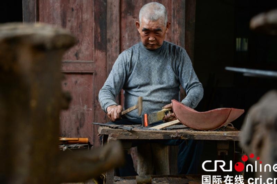 贵州务川：七旬老人的铁匠铺坚守