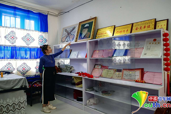 【新时代·幸福美丽新边疆】以针为笔 柯尔克孜族“男绣娘”