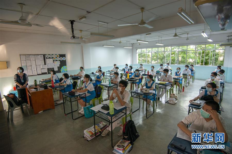 马来西亚学校部分复课 政府放宽更多社会活动