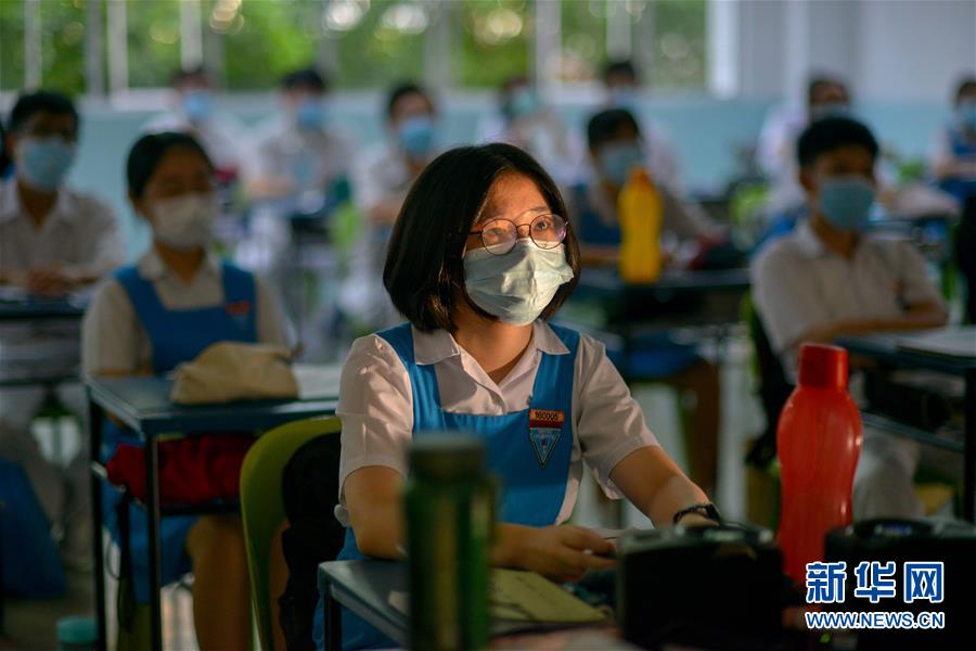 马来西亚学校部分复课 政府放宽更多社会活动