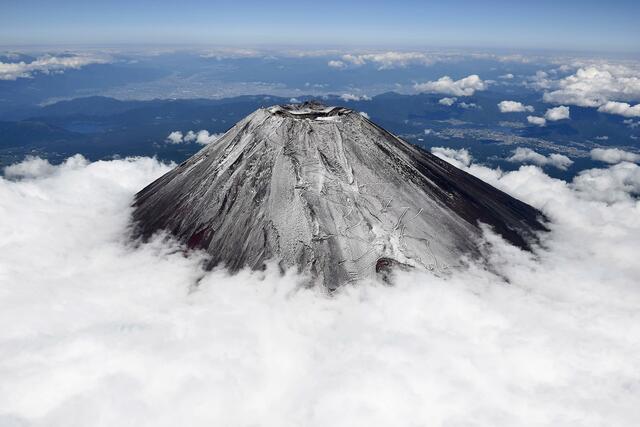 日本富士山喷火口增加近6倍专家称随时都有喷发可能