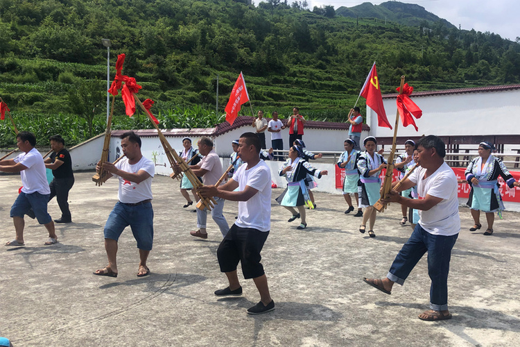 贵州福泉：五千村民包粽子 团结一心谋振兴