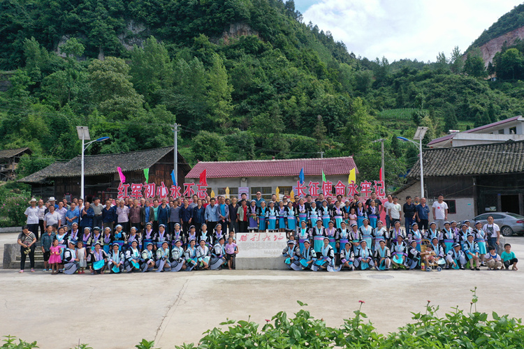 贵州福泉：五千村民包粽子 团结一心谋振兴