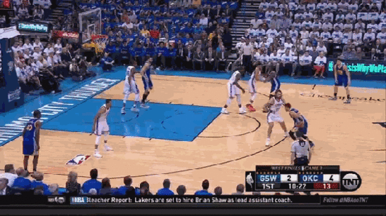 在今天西部决赛第三场的对决中,库里的三分球居然吞帽了!