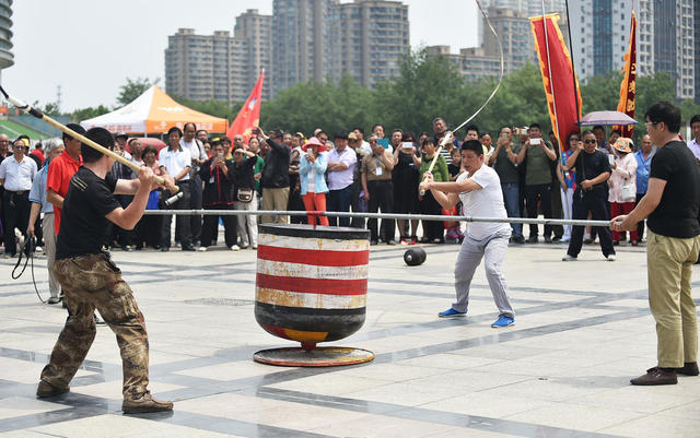 含一鞭打远,团体对抗等陀螺类两大比赛项目的十六个小项目中展开竞技