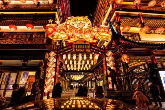 上海豫园年味浓!9米高生肖虎灯组矗立,非遗体验天天有 上海豫园年味浓!9米高生肖虎灯组矗立,非遗体验天天有