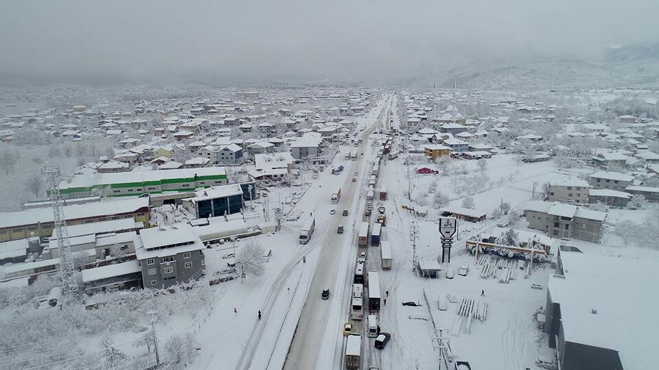 强降雪席卷土耳其全境 多地学校停课交通中断