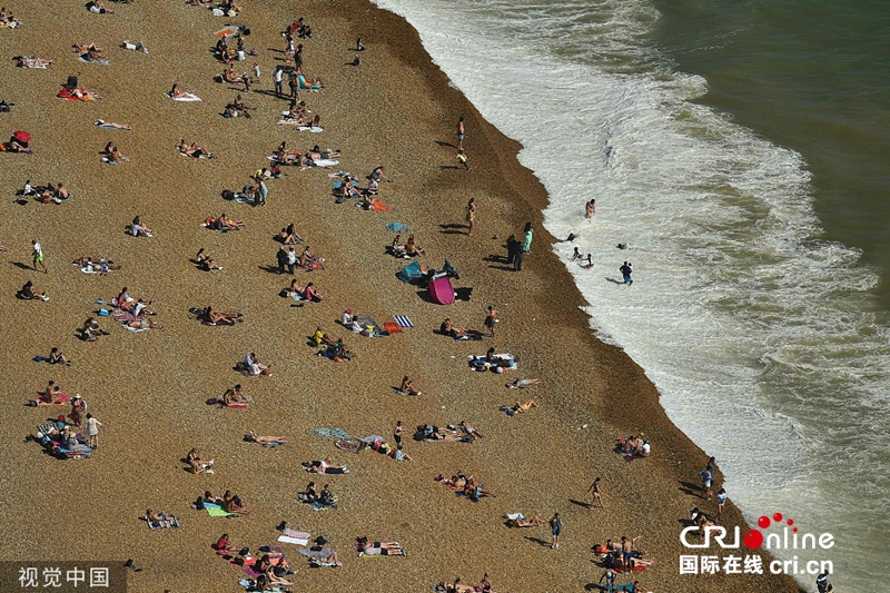 欧洲遭罕见热浪席卷：河流干涸 火车抛锚(组图)