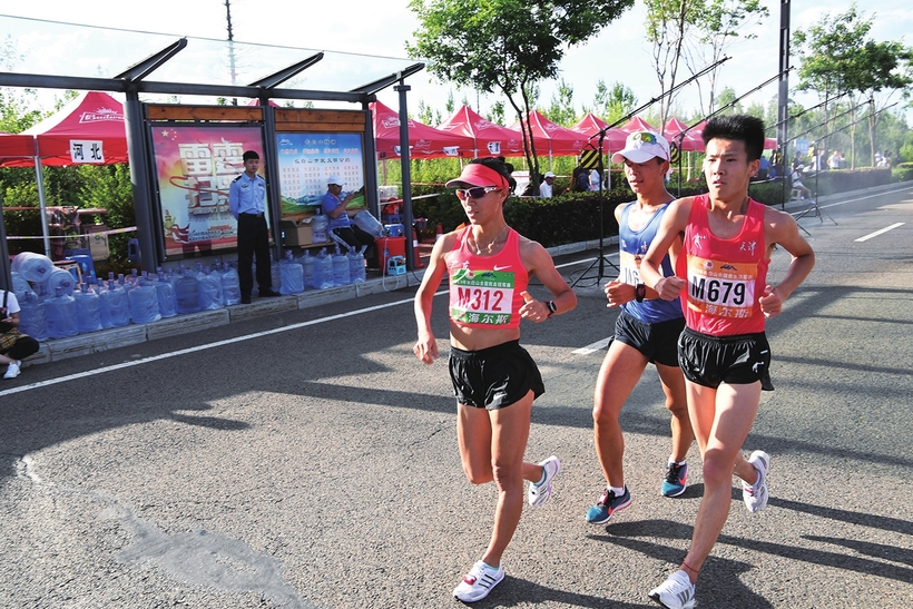 上云南代表队的李秋叶夺得女子50公里竞走冠军参赛选手意气风发向终点