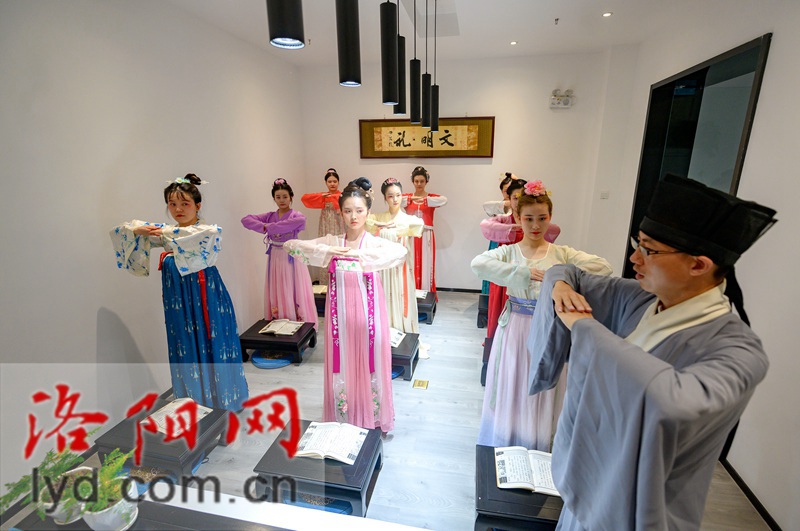 《长安十二时辰》火遍全网,而其中唐代女子的妆容服饰也被观众热议
