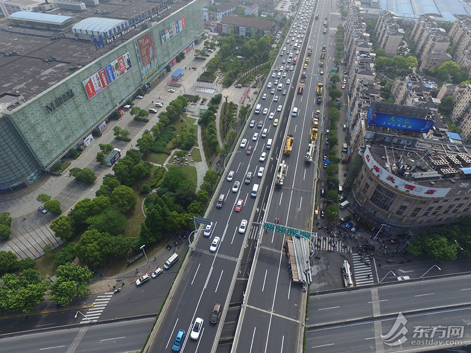 重型车超载侧翻 上海中环沪太路段开裂脱位