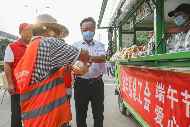 【B】平顶山市宝丰县700余名环卫工人收到“爱心早餐”